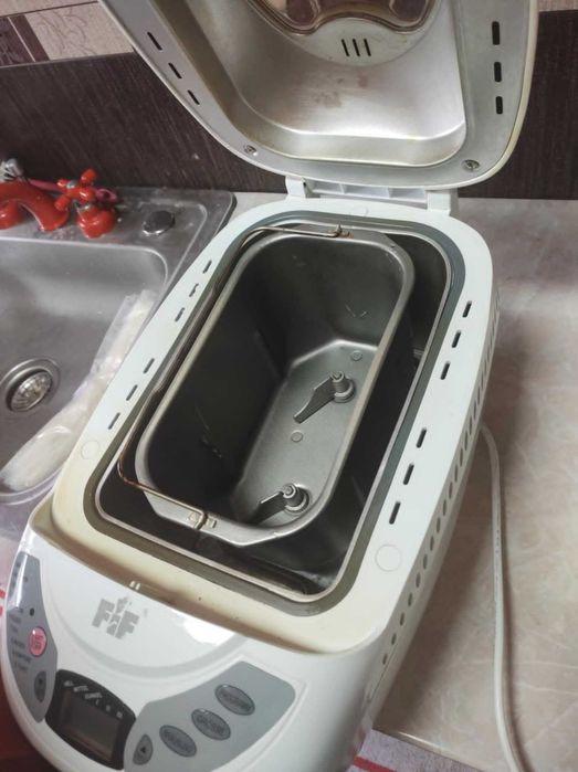 Mașină de făcut pâine – amestecă și coace în același timp!