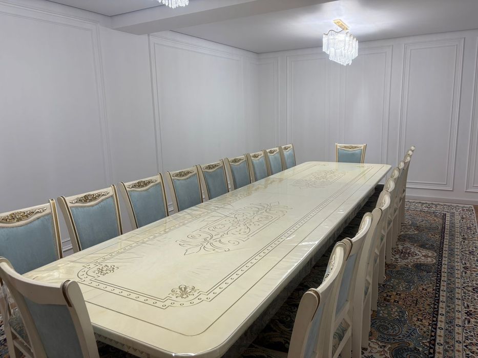 Стол со стульями и диван