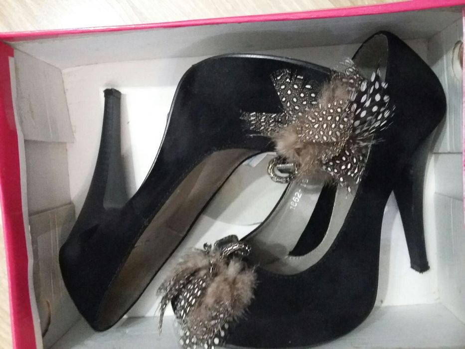 Дамски стилни обувки с пера и камъни