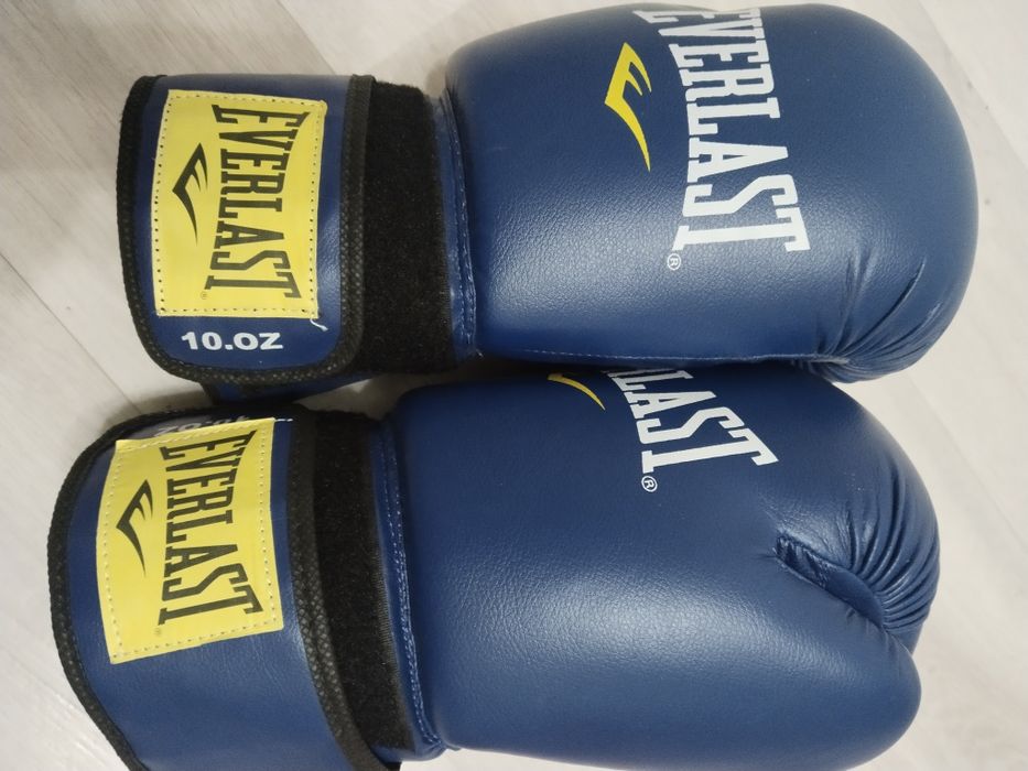 Шлем перчатки для бокса продам