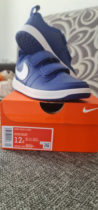 Vând adidasi Nike noi