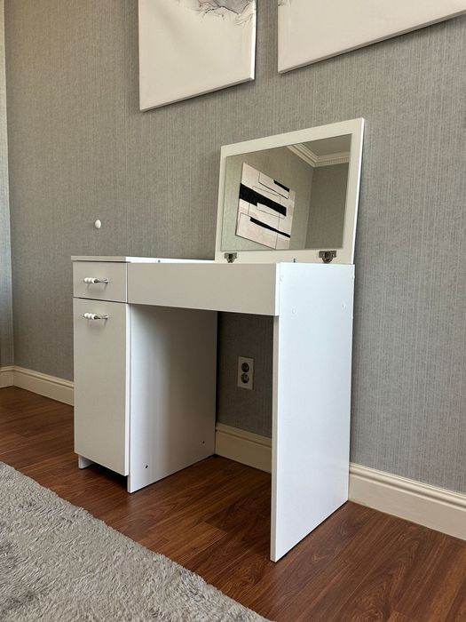 Спальная комнатная мебель