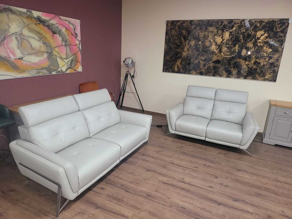 Светло сив комплект кожени дивани двойка и тройка Loreto с ел. релакс