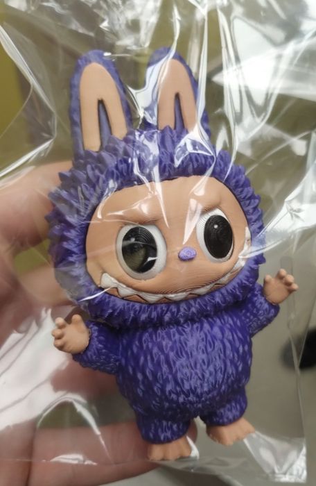 Малко пластмасово Labubu