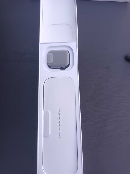 Продавам чисто нов apple watch 0.40mm