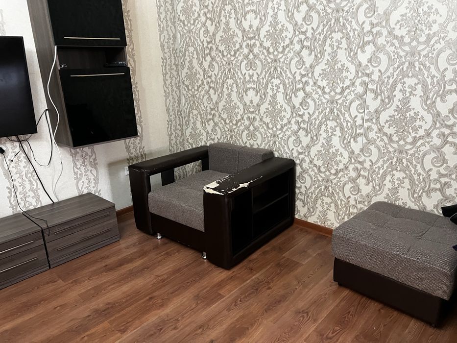 Продаю комплект: диван + два кресла+пуфик