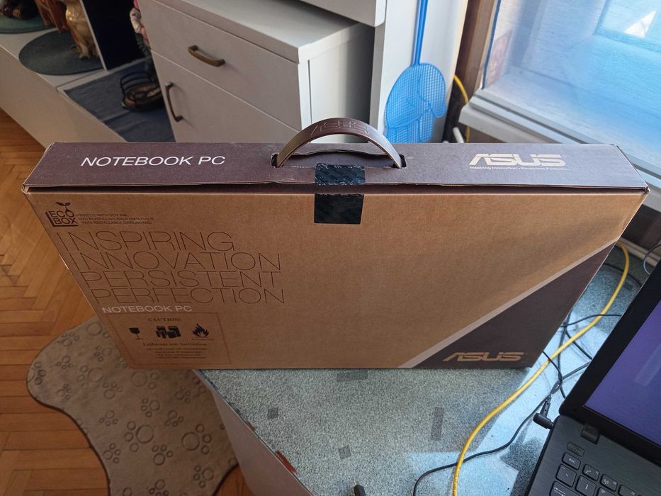 Продавам лаптоп Asus 15,6 инча.