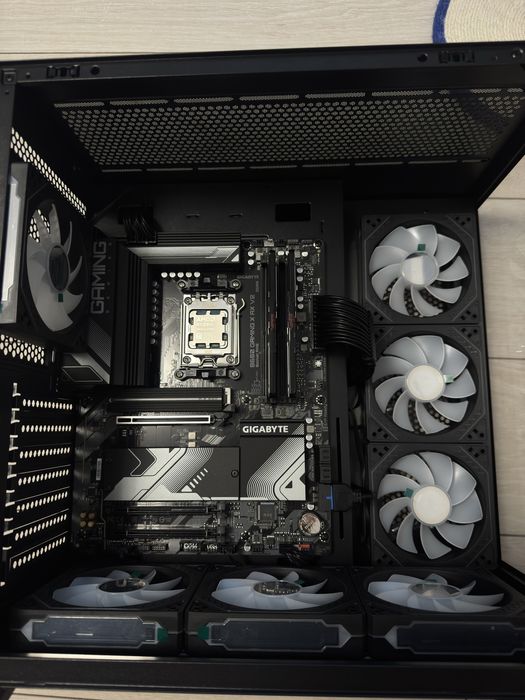 Unitate PC Gaming Ryzen 7 9700x AMD RX 9070 XT 32GB DDR5