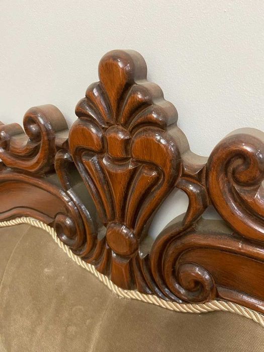 Продается диван в стиле барокко из массива дерева