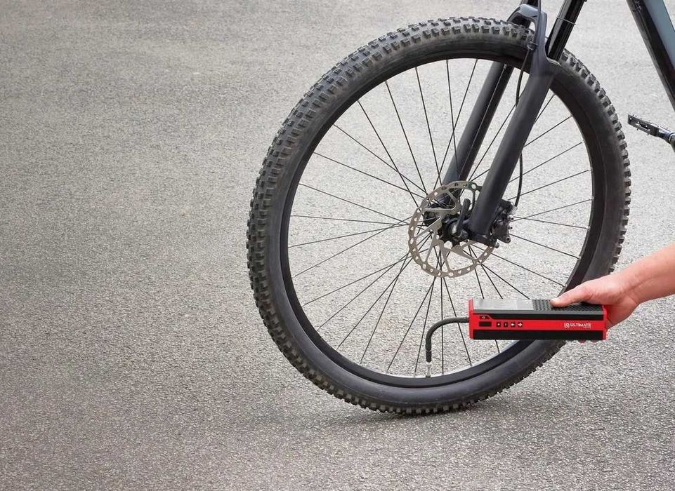 Compresor portabil auto, cu acumulator, umflat roti si accesorii camping, pentru masina motocicleta bicicleta, saltele mingi, nou realizat in Germania