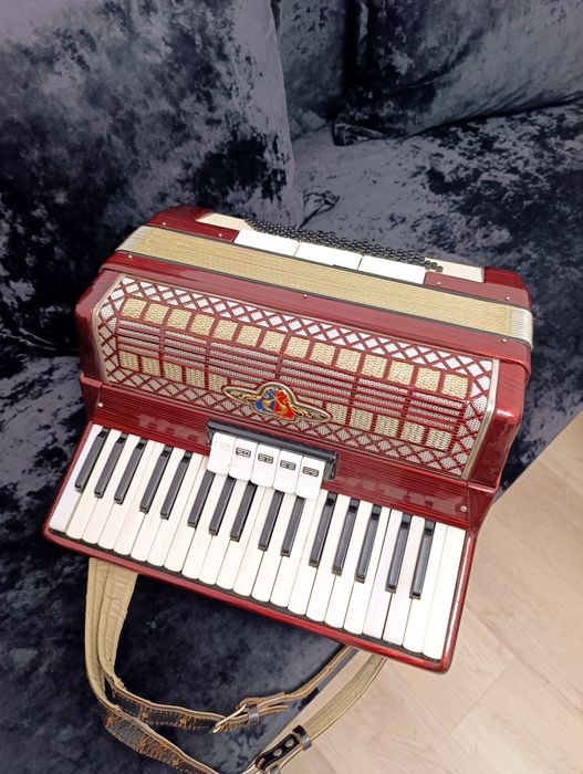 Vand acordeon BARCAROLE cu 96 basi, are cutie