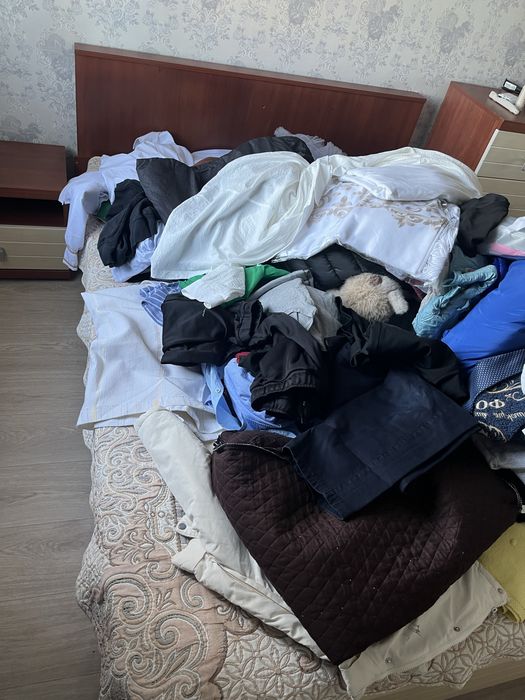Продается спальный гарнитур срочно с матрасом