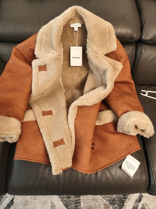 Jachetă maro tip cojoc de la Topshop, mărimea S.
