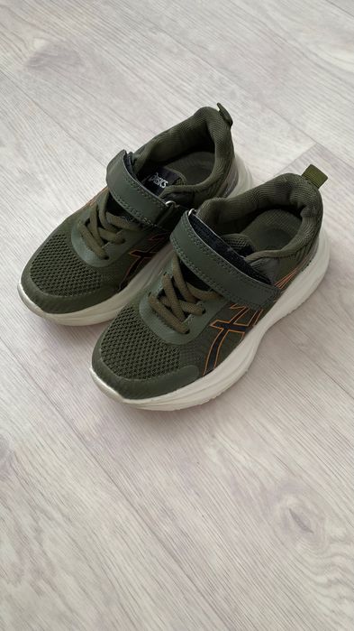 Продам детские кроссовки