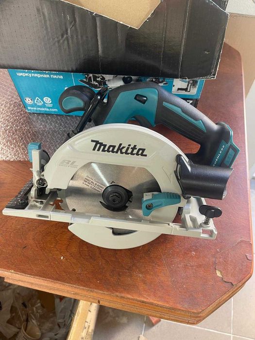 Fierăstrău circular portabil fără fir Makita DHS680Z (fără baterie/încărcător, 680 W, 18 V) - pentru piese sau reparare