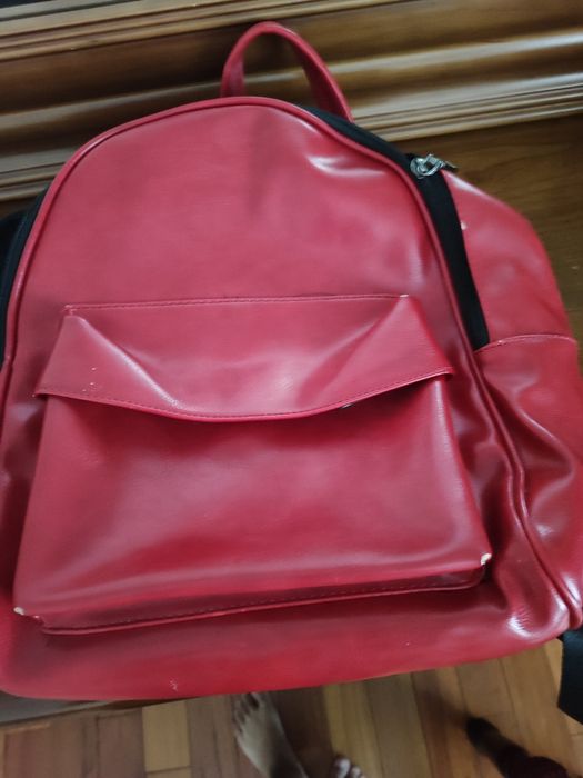 Красная сумка из кожи