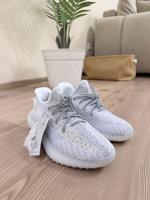 Yeezy 350 noi cu etichete