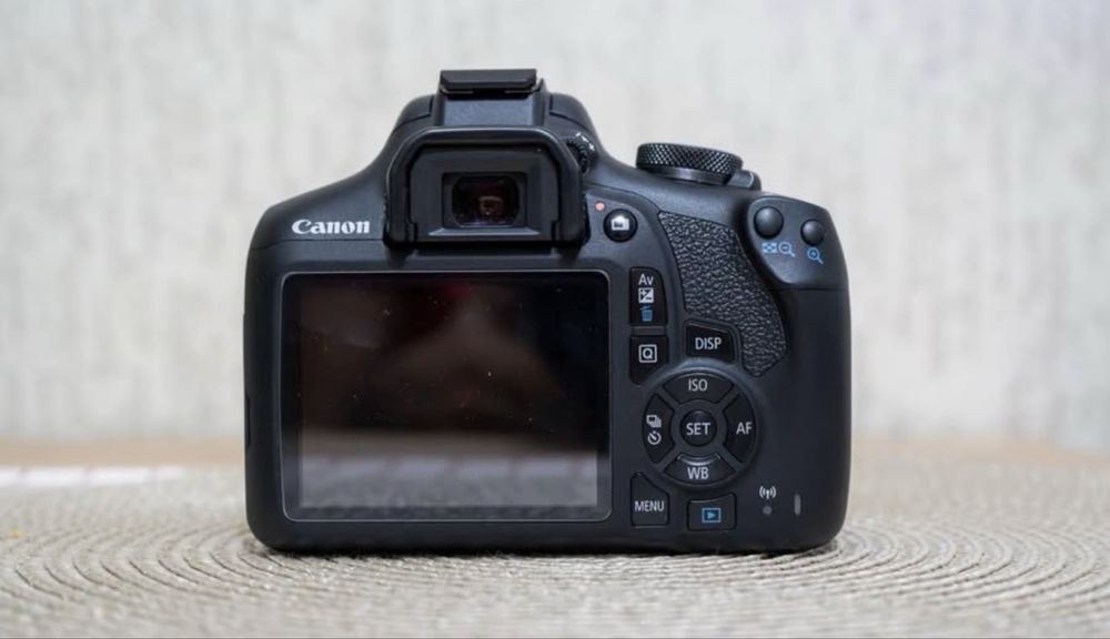 6600 кадъра + подарък чанта DSLR фотоапарат CANON EOS 2000D