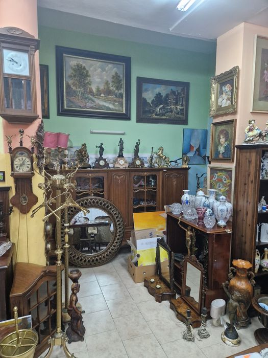 Прекрасен антикварен шкаф скрин бар