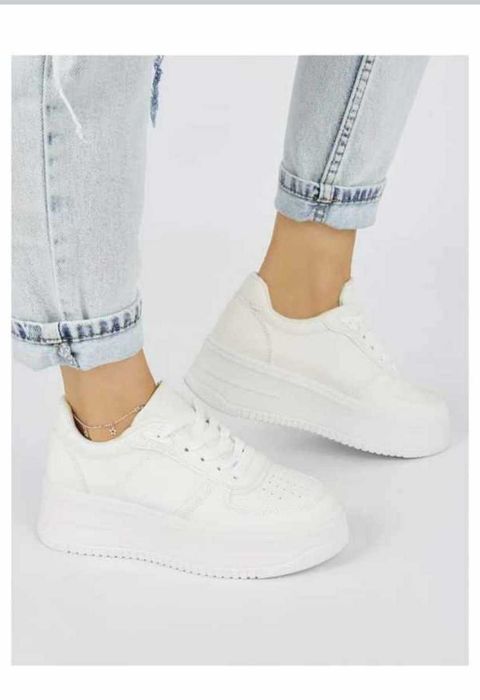 Бели кецове с връзки