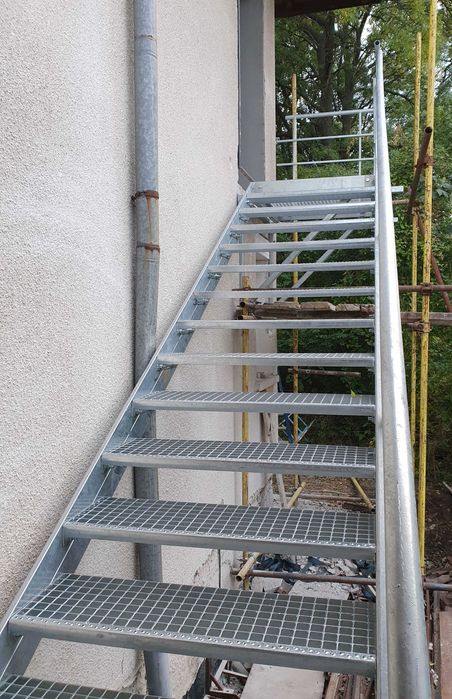 Метална стълба за втори етаж на къща