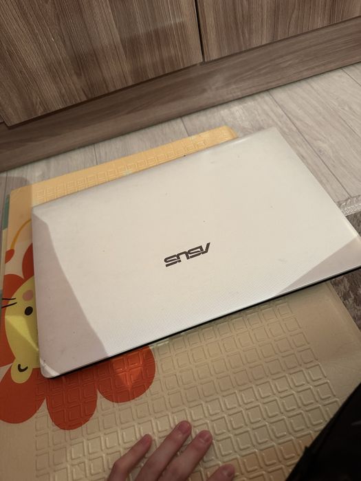 Белый ноутбук Asus