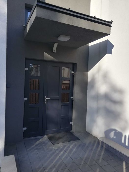 Dau in chirie cladire de 500 mp superfinisat, compus din 4 apartamente, momentan amenajat birouri, teren 600 mp, imrejmuit, str Meteor si Observator