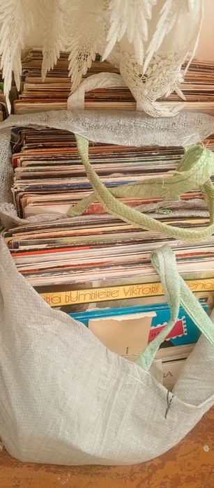 300 штук виниловые пластинки оптом дёшево отдаю