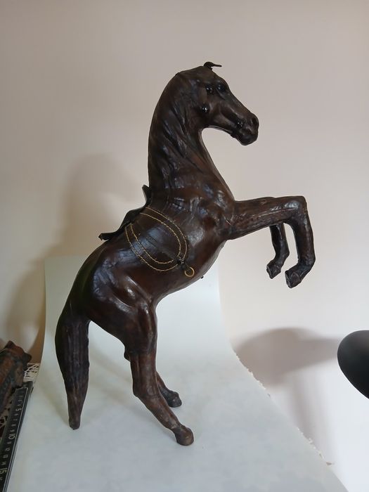 Cal anvelopat in piele,vintage.