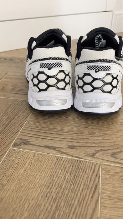 Продам кроссовки asics