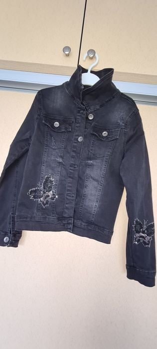 Продам лёгкие куртки .