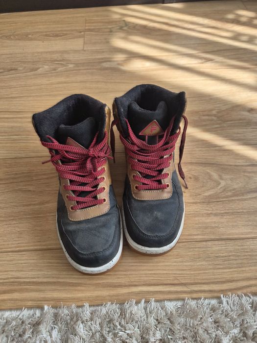 Продавам мъжки високи боти на FILA