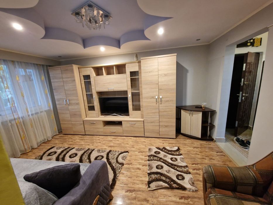 Închiriez apartament cu 2 camere