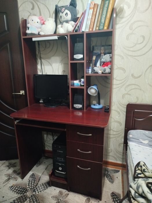 Компьютерный стол с надстройкой
