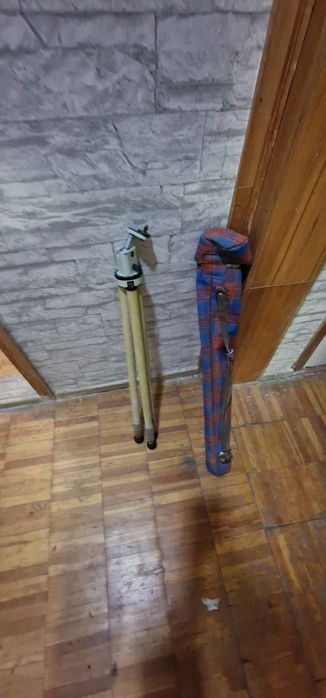 Штатив советский. Высота примерно 120 см.