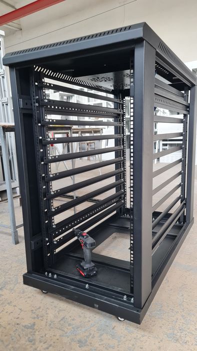Серверные и телекомуникационные шкафы