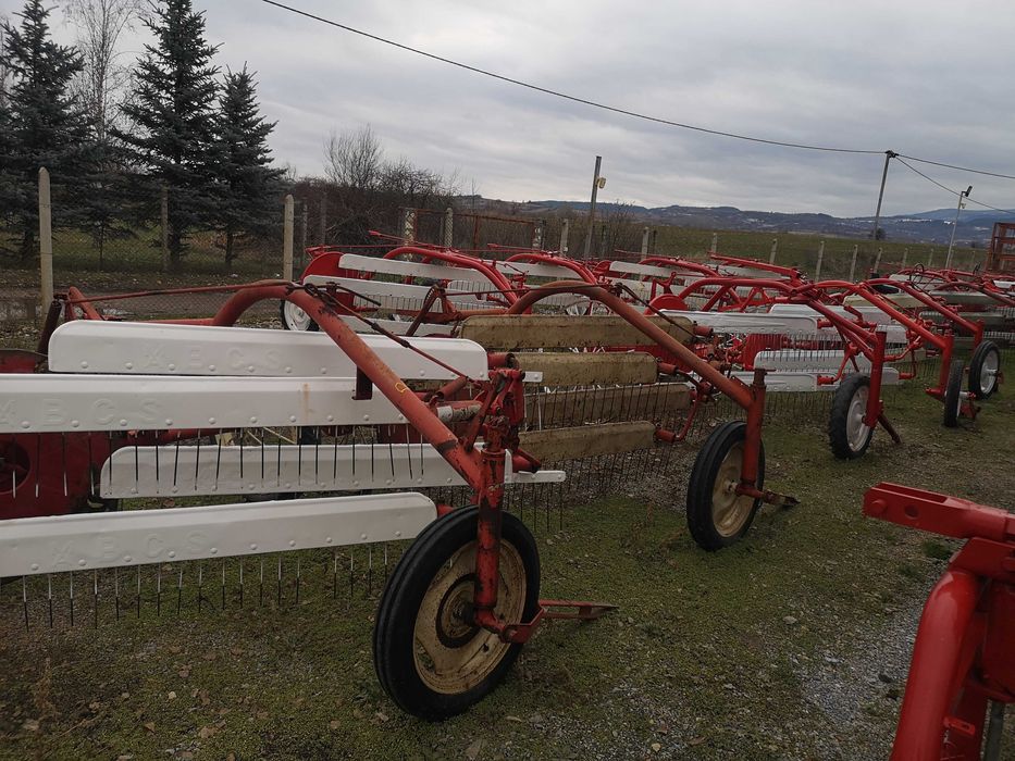 Продавам теглещи и моторни сеносъбирачи обръщачи