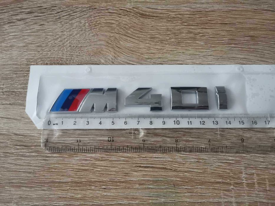 сребриста емблема BMW M40i малък размер