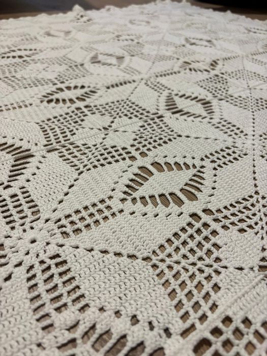 Față de masă lucrată manual