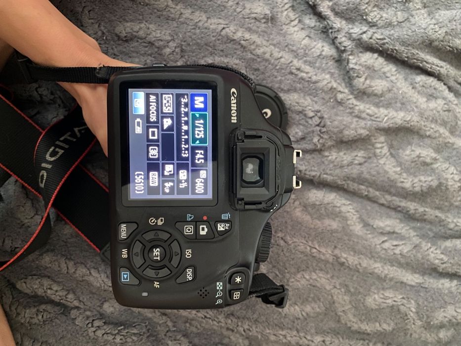 Срочно продам камеру canon 1100D