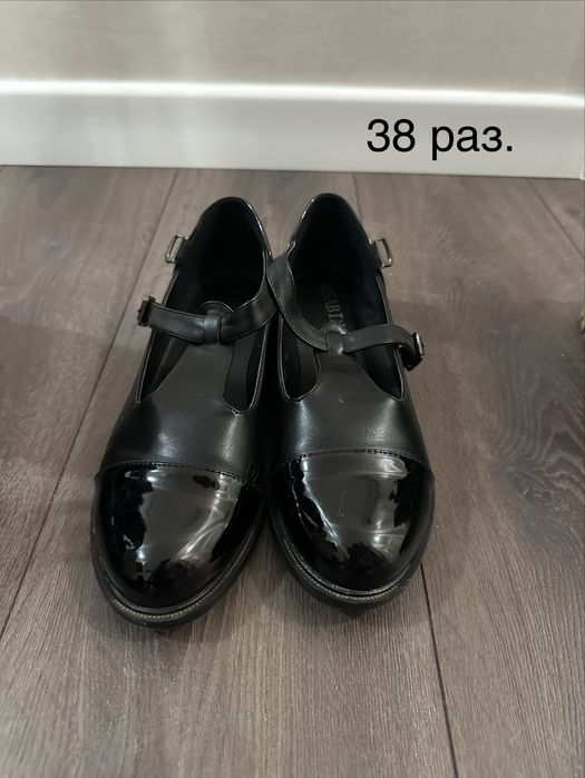 Отдам даром обувь