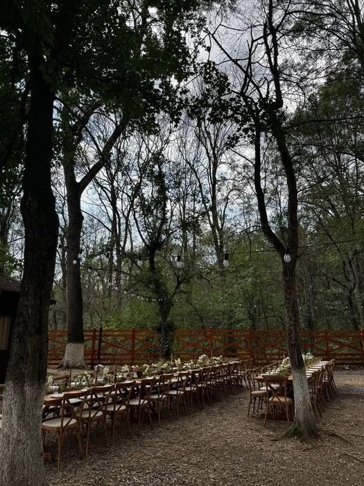 Mese de lemn si scaune pentru evenimente in aer liber