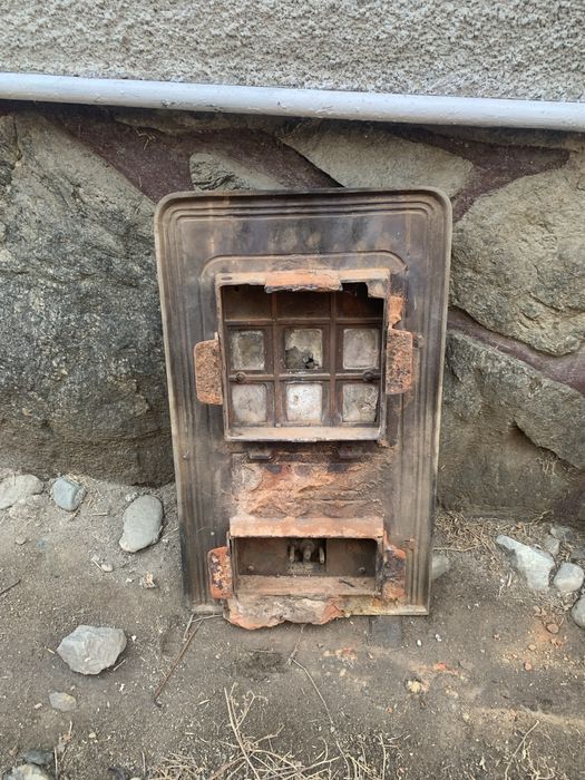 Vand usi antice de fonta