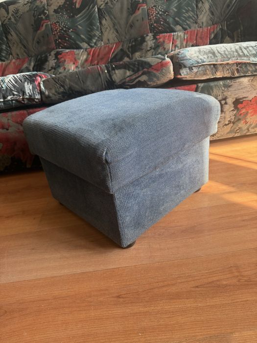 Разтегателен диван + 5 таборетки