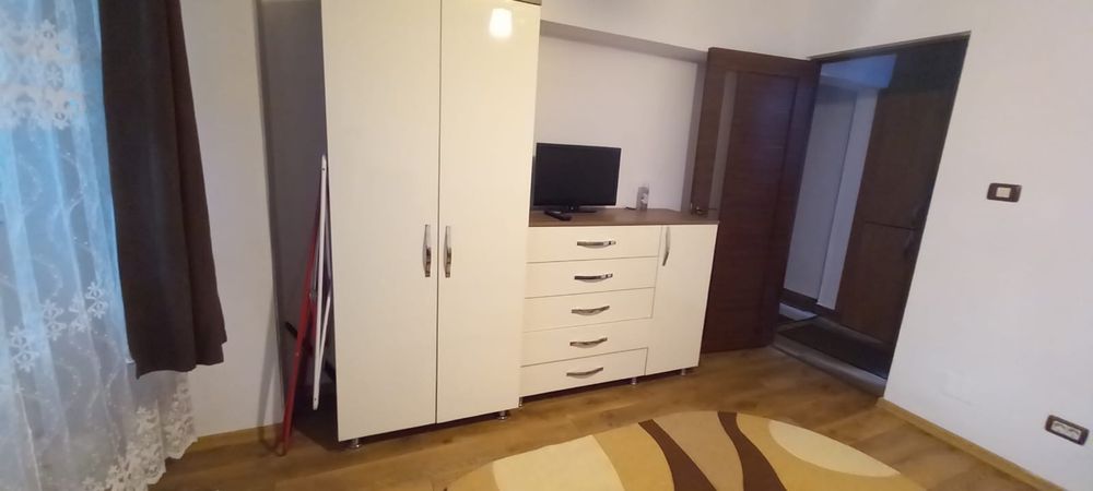 O camera de inchiriat în apartament de 3 camere decomandat