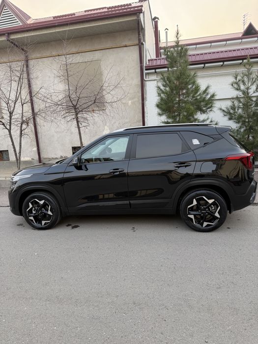 Kia seltos 2024 sotiladi. Rangi qora lyuk bor full.