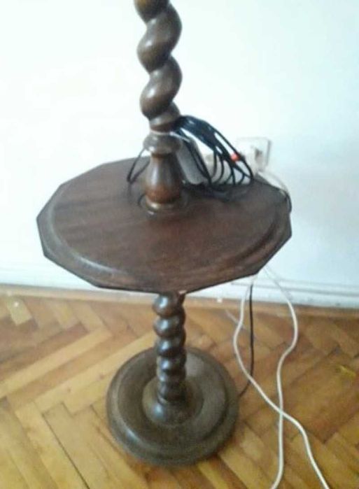 Veioza din lemn sculptat