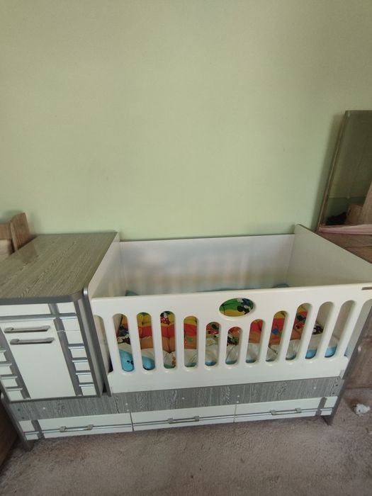 Bolalar krovati sotiladi