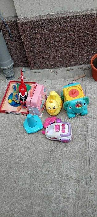 Vând troler pentru copii  plin cu jucării