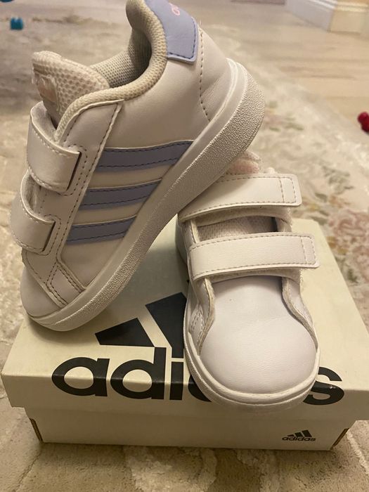 Adidași mărimea 23
